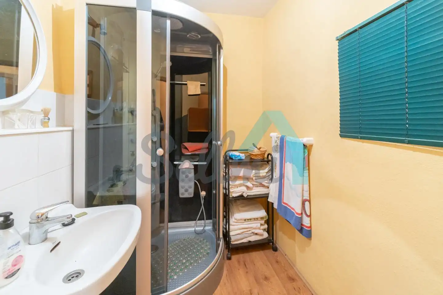 Badezimmer von Einfamilien-Reihenhaus zum Verkauf in Onís mit Heizung, Abstellraum und Balkon