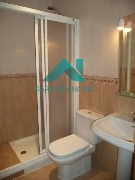 Bany de Apartament de lloguer en Cáceres amb Aire condicionat i Moblat