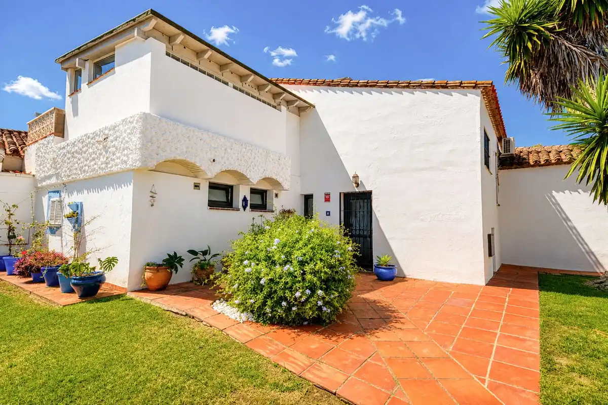 Vista exterior de Casa adosada en venta en Estepona con Aire acondicionado, Jardín privado y Terraza