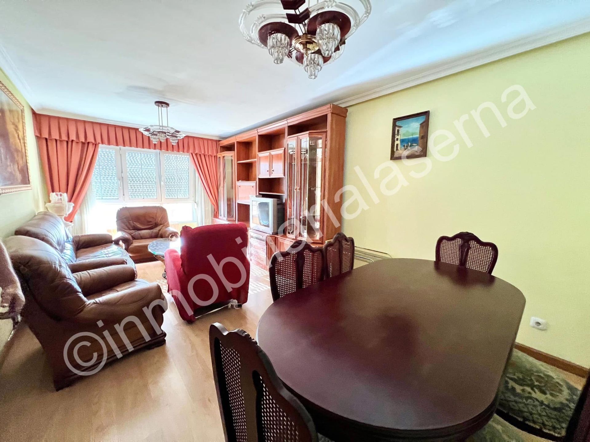 Sala d'estar de Dúplex en venda en León Capital  amb Calefacció, Parquet i Terrassa