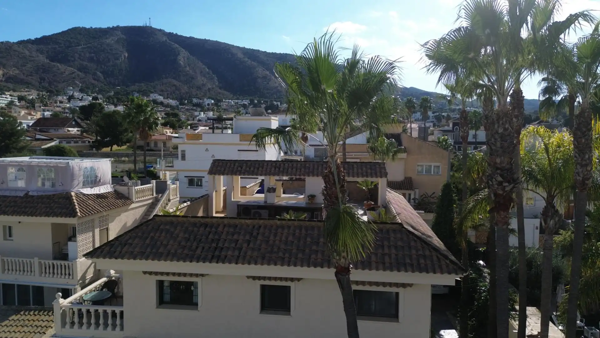 Vista exterior de Casa o xalet en venda en L'Alfàs del Pi amb Aire condicionat, Calefacció i Jardí privat