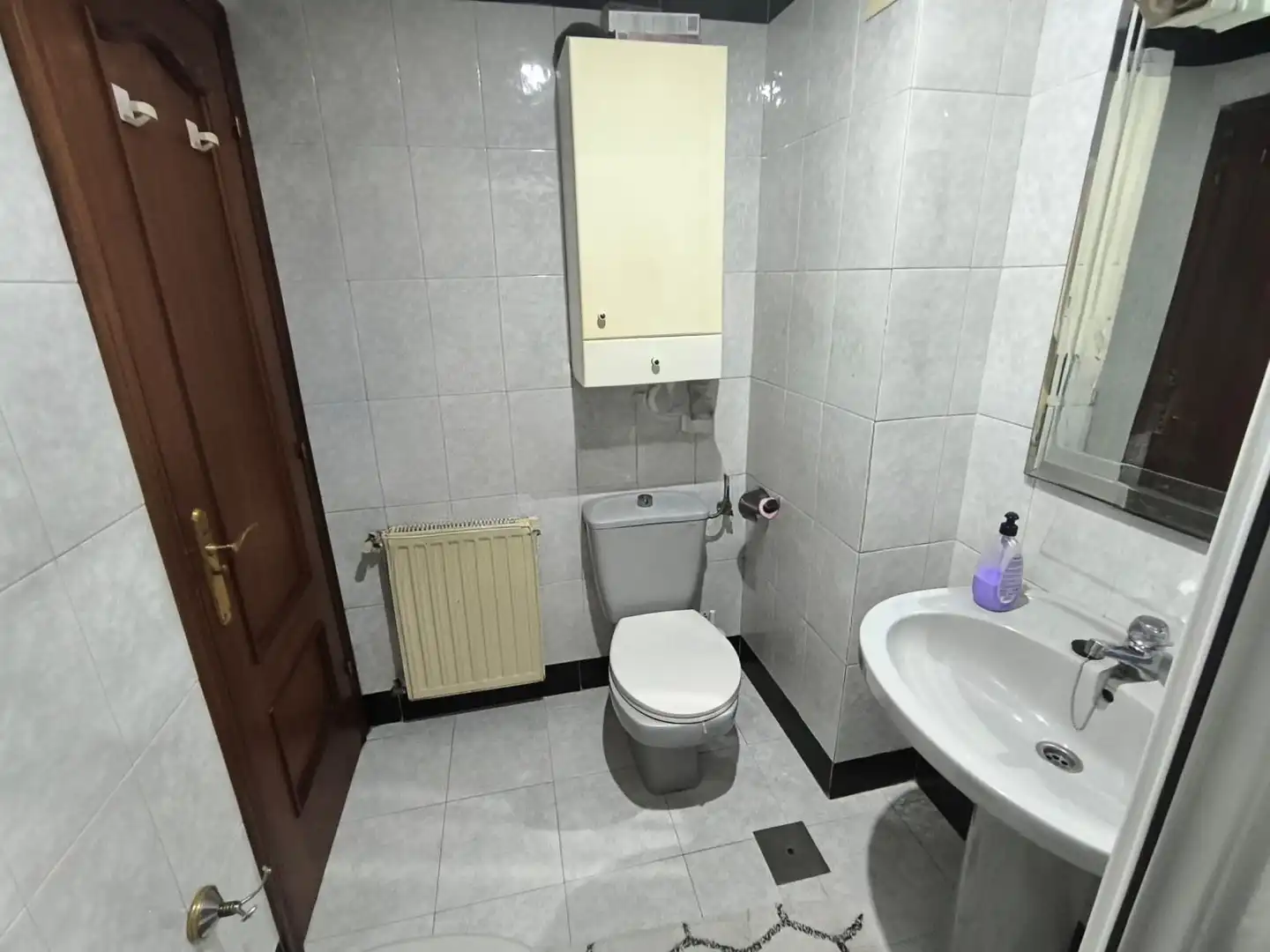 Badezimmer von Wohnung zum Verkauf in Colindres mit Heizung, Terrasse und Abstellraum