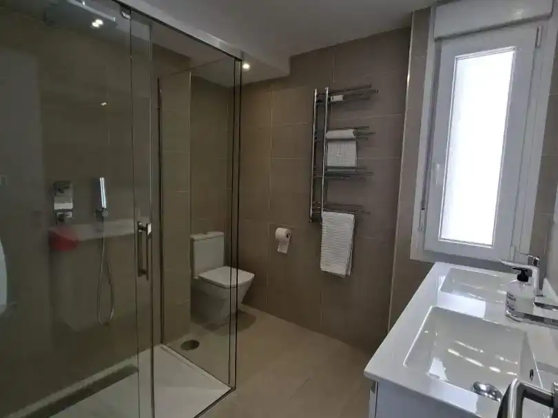 Bany de Pis en venda en  Madrid Capital amb Aire condicionat i Piscina