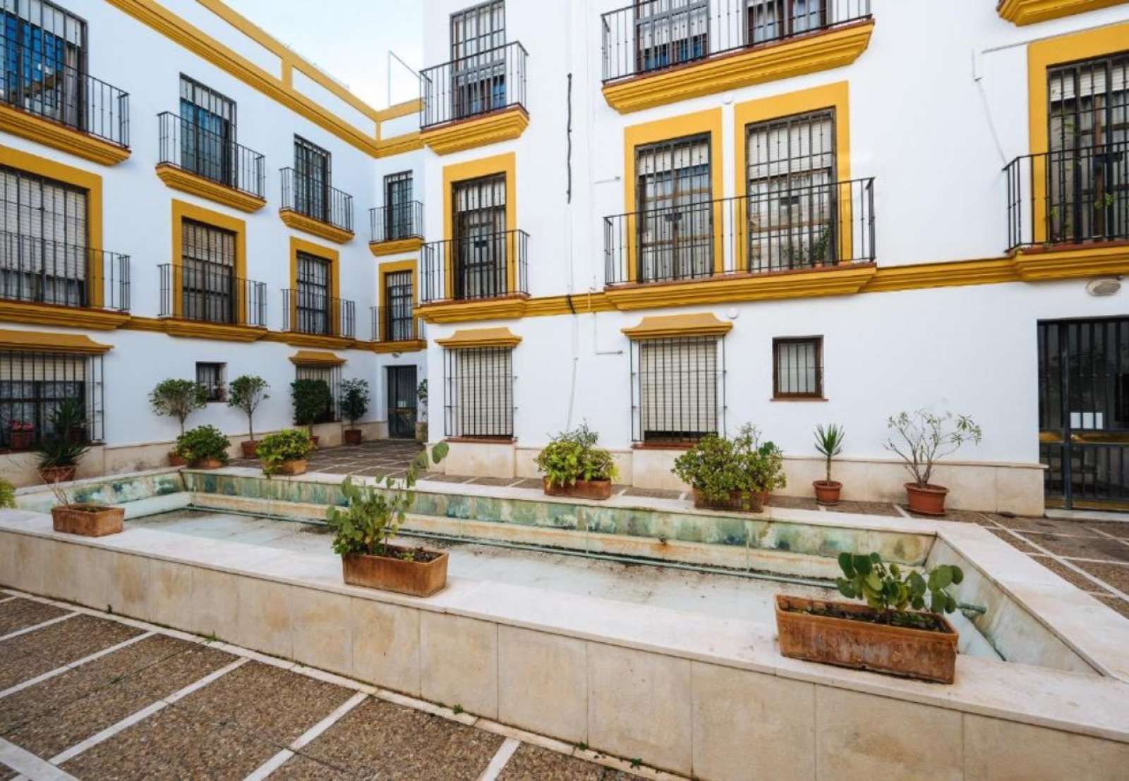 Vista exterior de Apartament per a compartir en  Sevilla Capital amb Aire condicionat i Terrassa