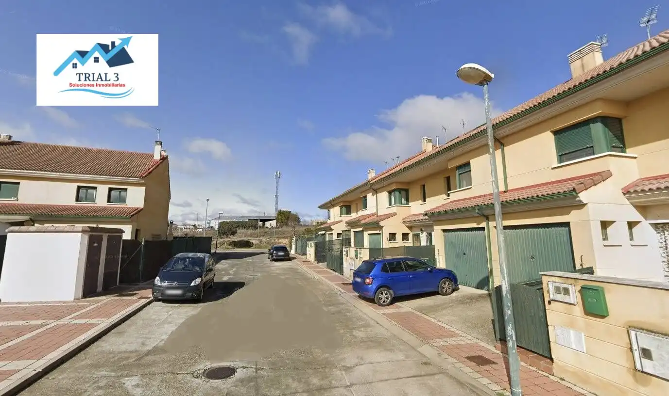 Vista exterior de Casa adosada en venta en Cigales con Jardín privado