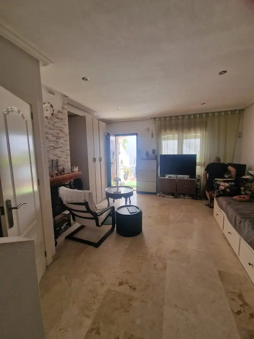 Sala d'estar de Casa adosada en venda en Orihuela amb Aire condicionat, Jardí privat i Terrassa