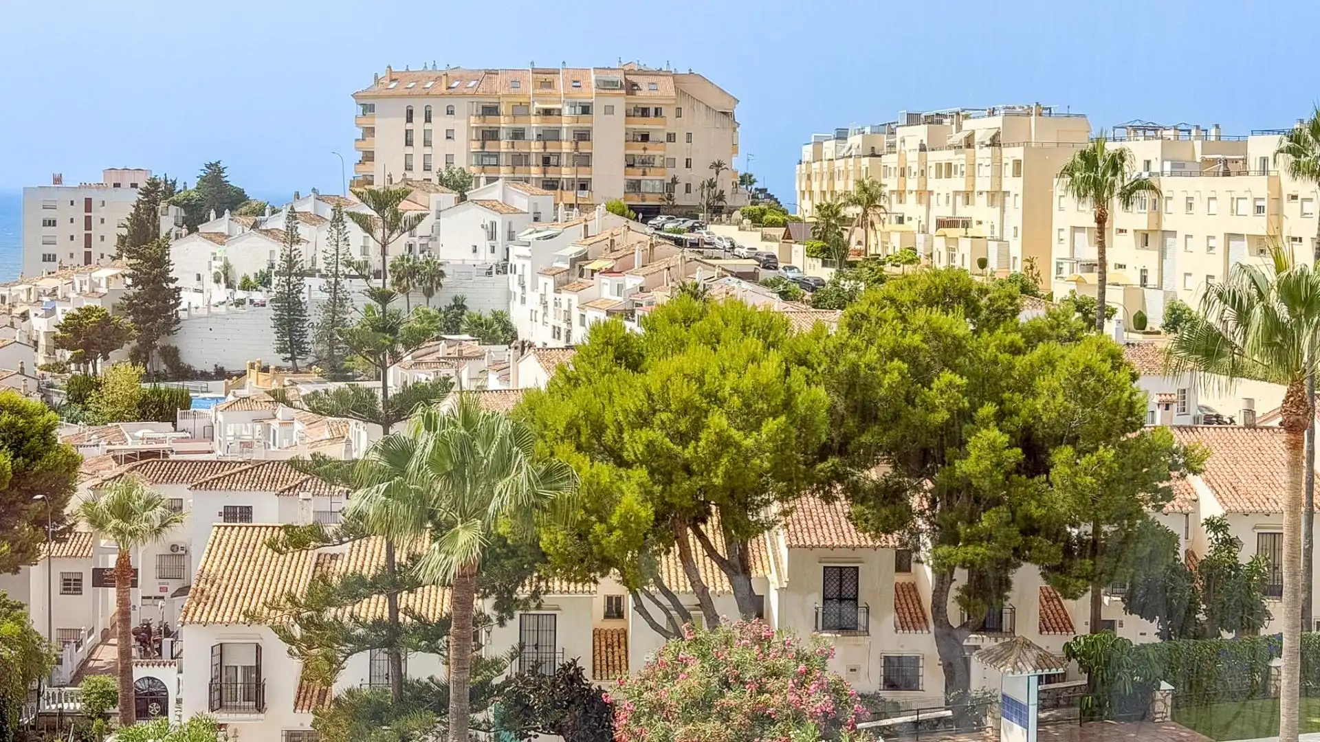 Vista exterior de Casa adosada en venda en Benalmádena amb Aire condicionat, Calefacció i Jardí privat