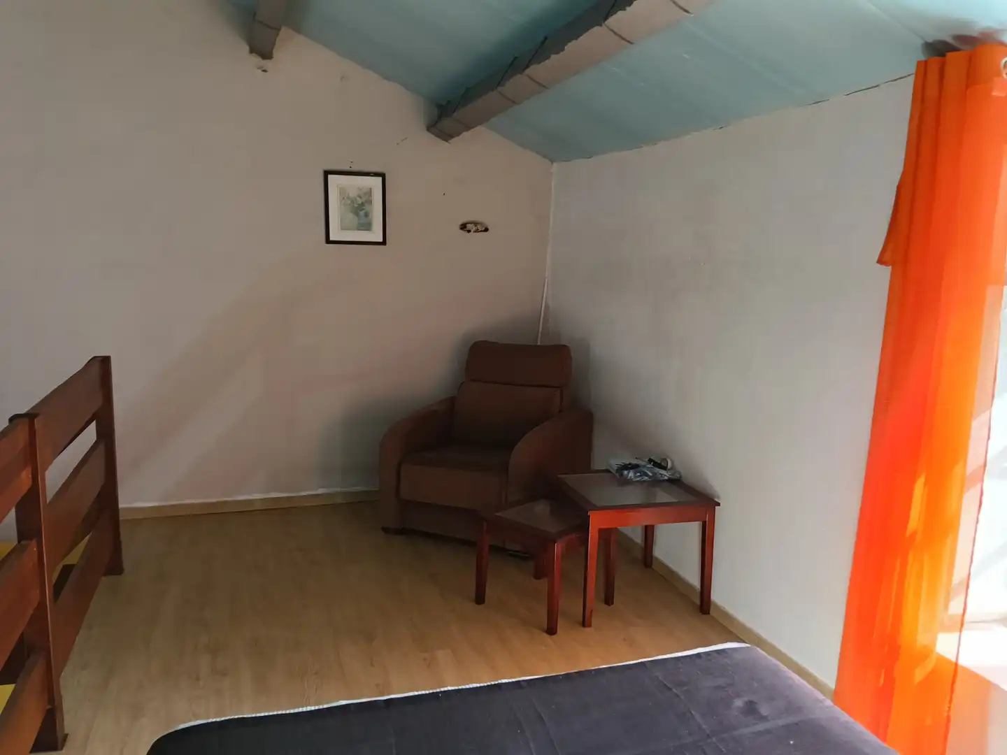 Wohnzimmer von Einfamilien-Reihenhaus zum Verkauf in Carral mit Privatgarten und Abstellraum
