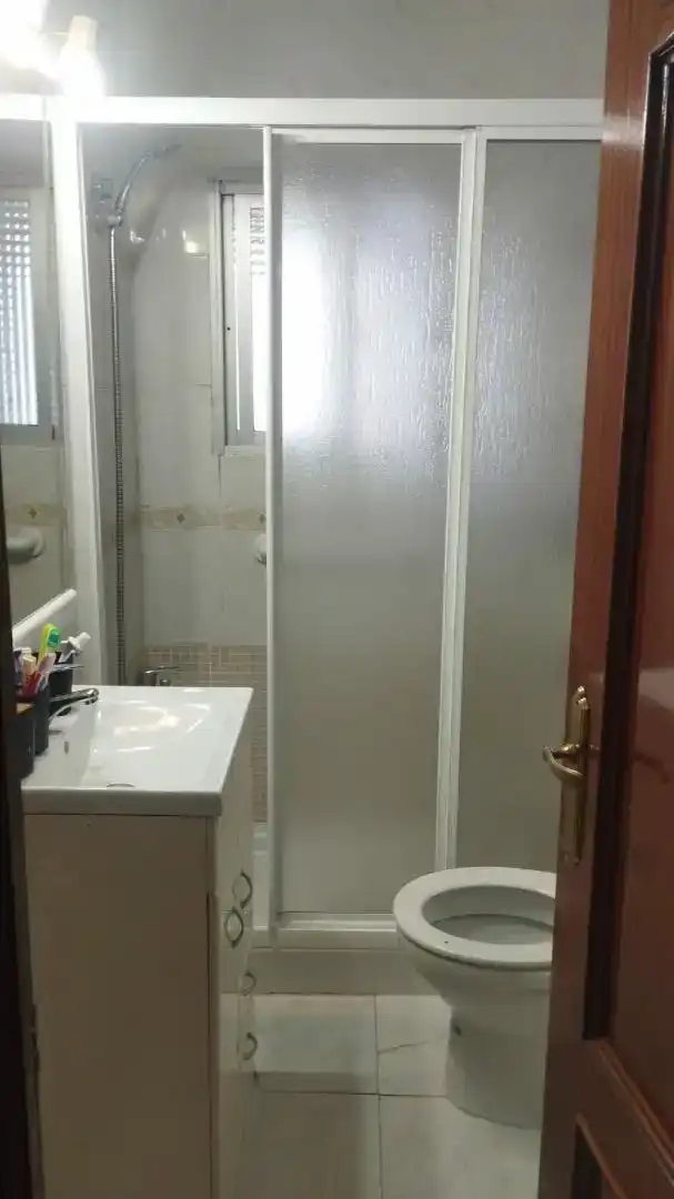 Badezimmer von Wohnungen zur Miete in Madrid mit Waschmaschine und Mikrowelle