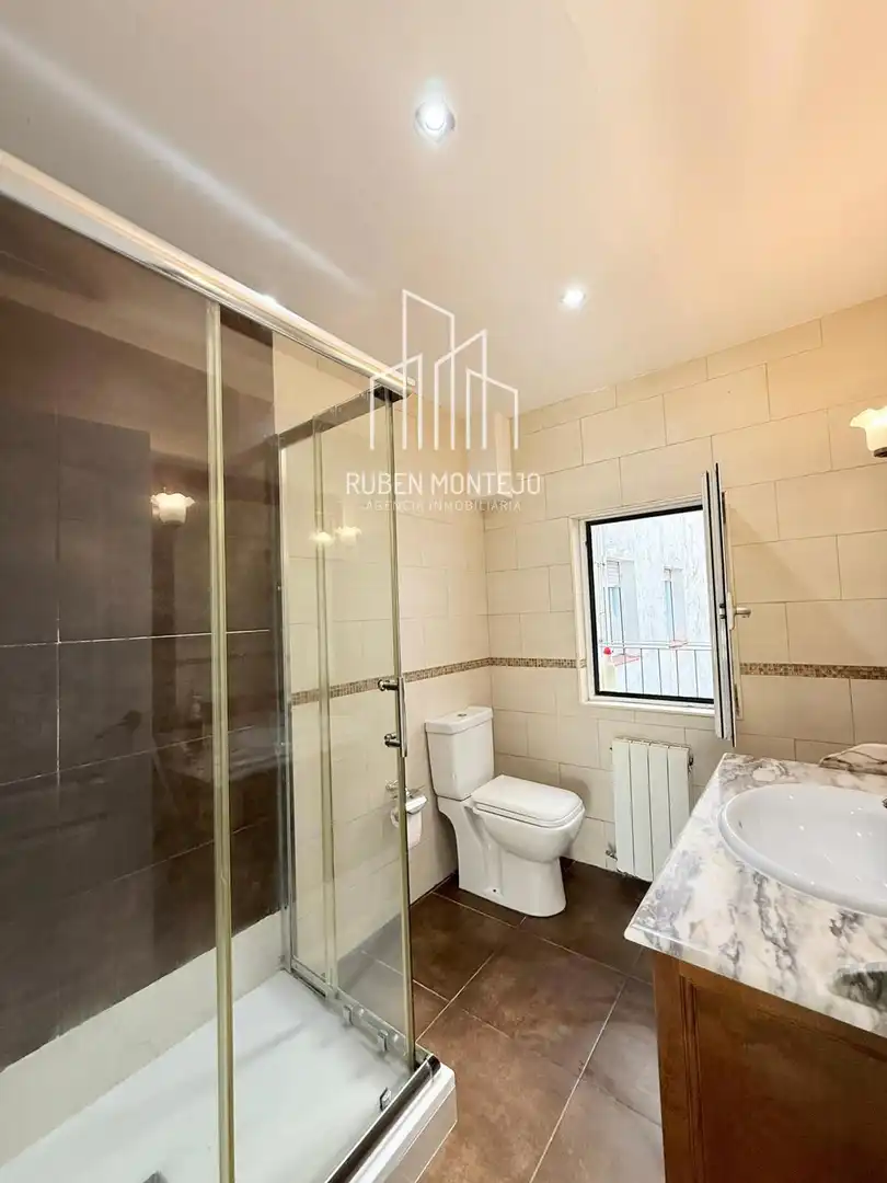 Bathroom of Flat for rent in Salamanca  with Heating, Terrace and Furnished