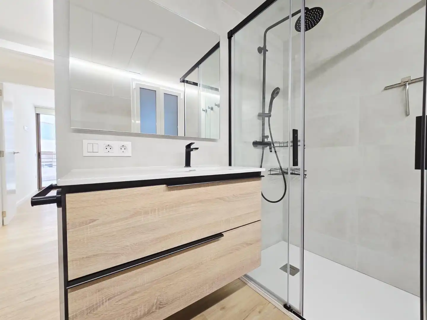 Bathroom of Flat for rent in Valencia  with Parquet flooring and Terrace