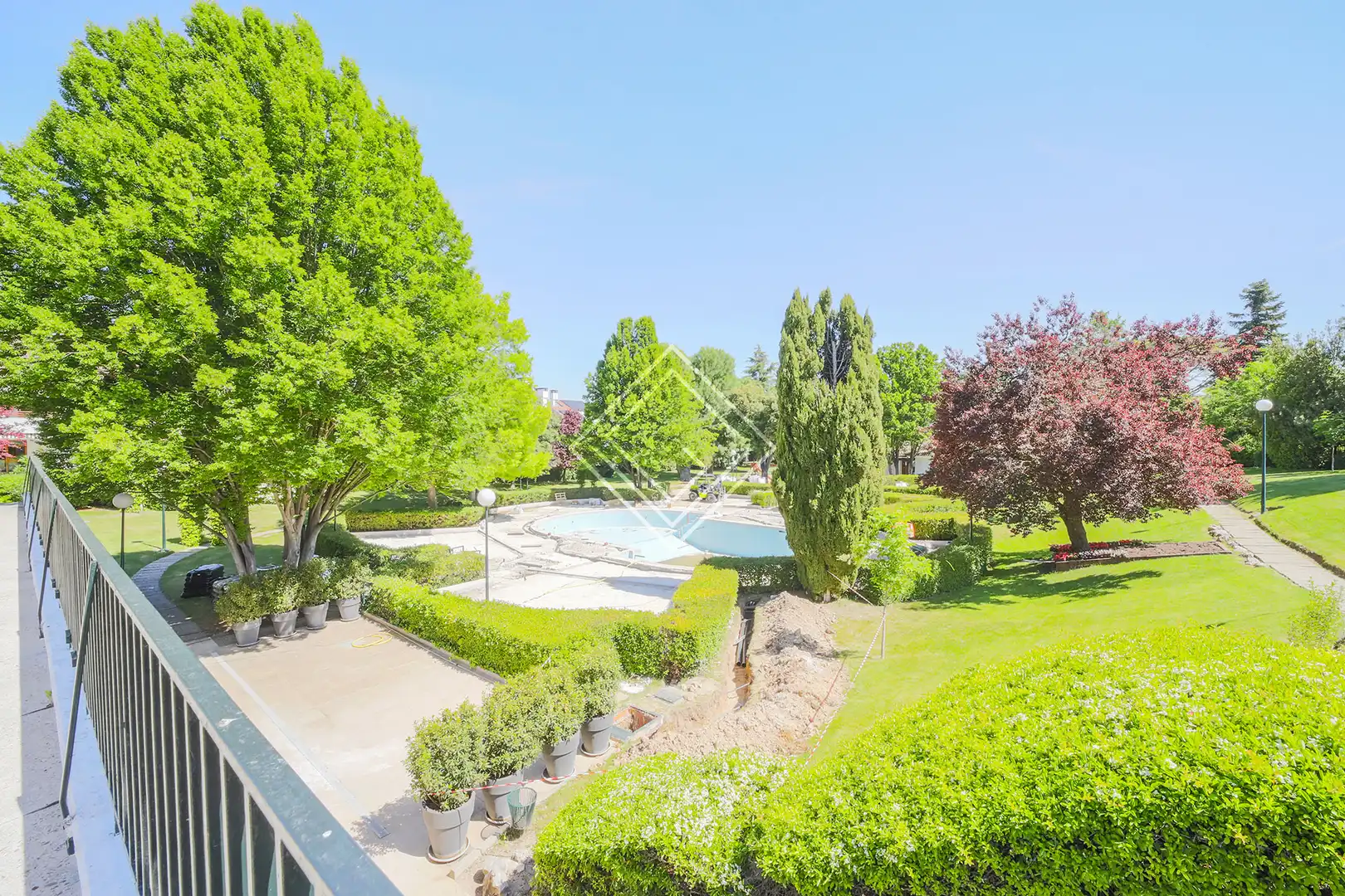 Garten von Einfamilien-Reihenhaus zum Verkauf in La Moraleja mit Klimaanlage, Heizung und Privatgarten