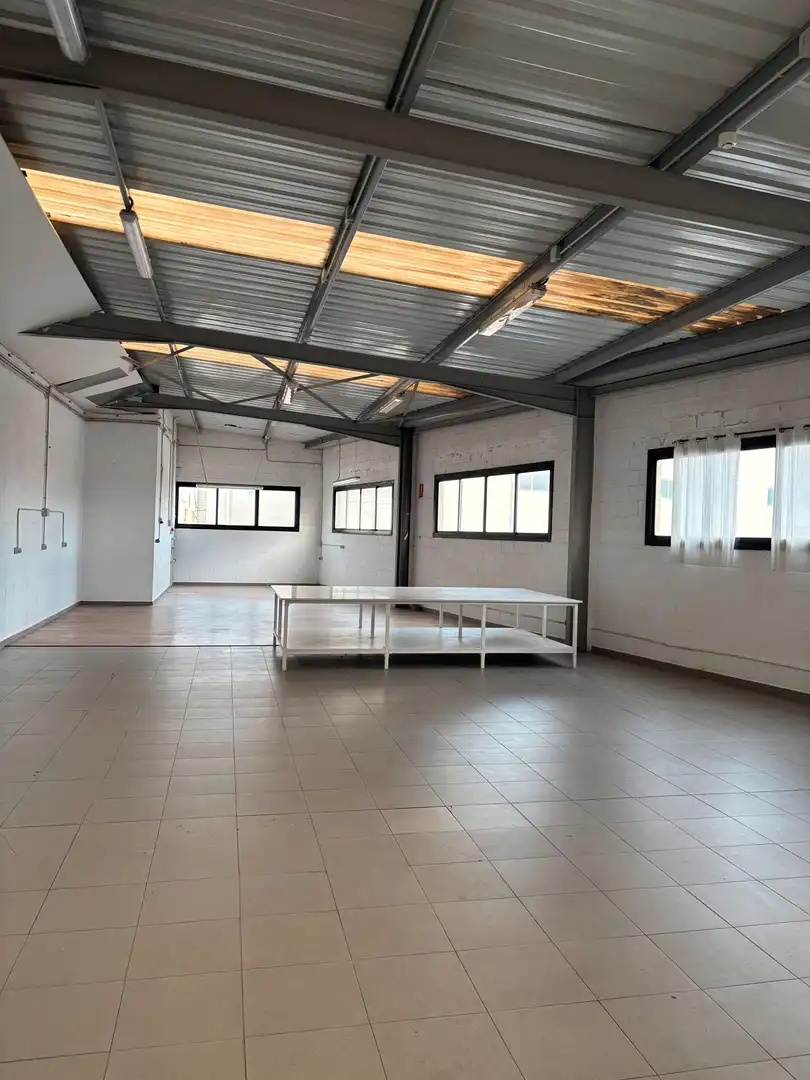 Nau industrial amb ascensor en venda a Carrer Josep Calvet, imagen 27