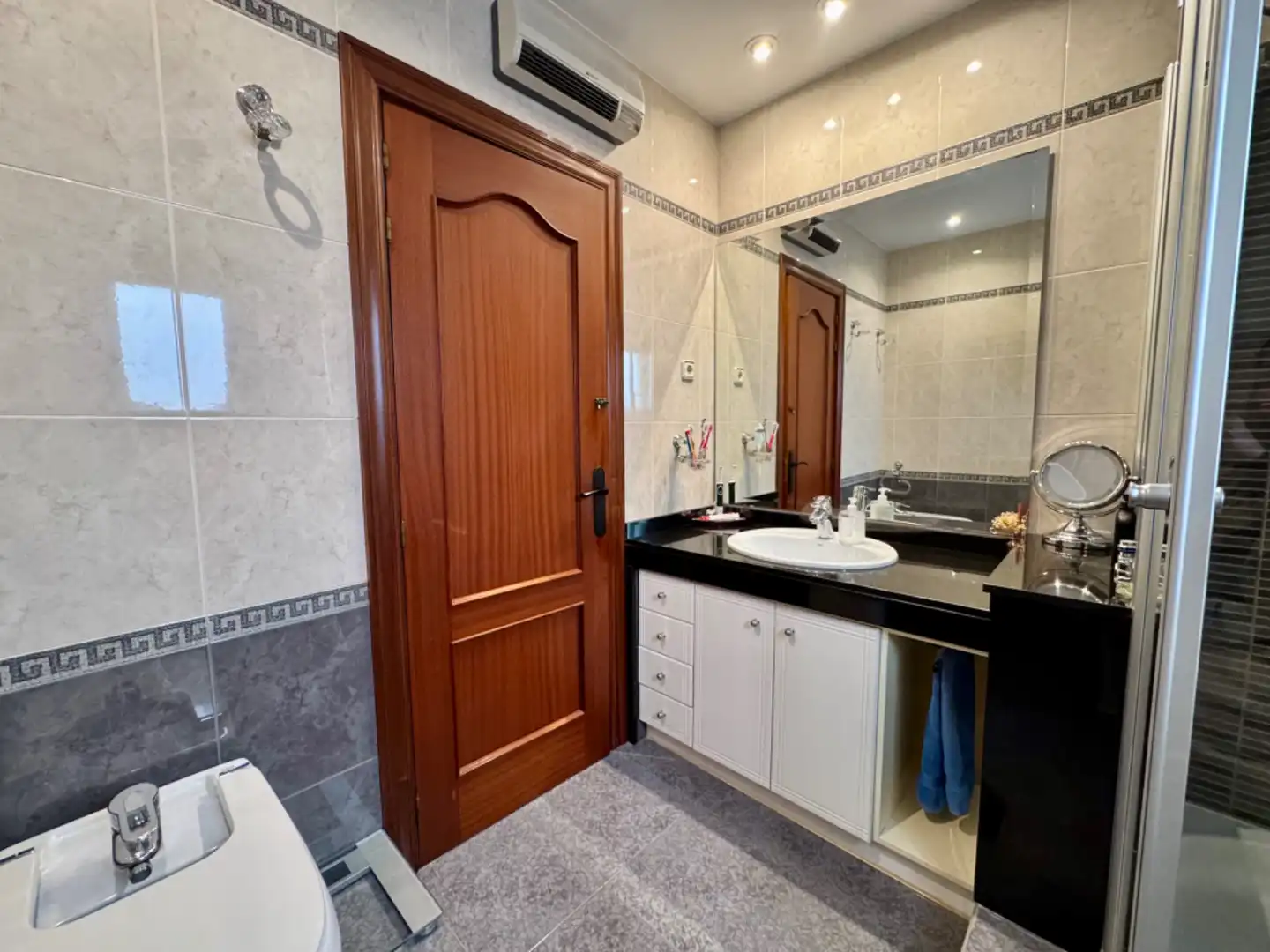 Baño de Piso en venta en Sant Boi de Llobregat con Aire acondicionado, Terraza y Trastero