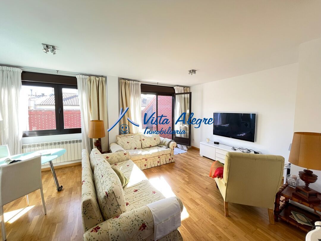 Sala d'estar de Àtic en venda en Haro amb Calefacció, Parquet i Terrassa