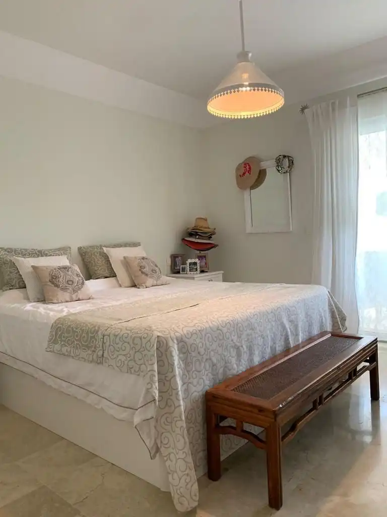 Habitación de Apartamento en venta en Sotogrande con Aire acondicionado, Calefacción y Jardín privado