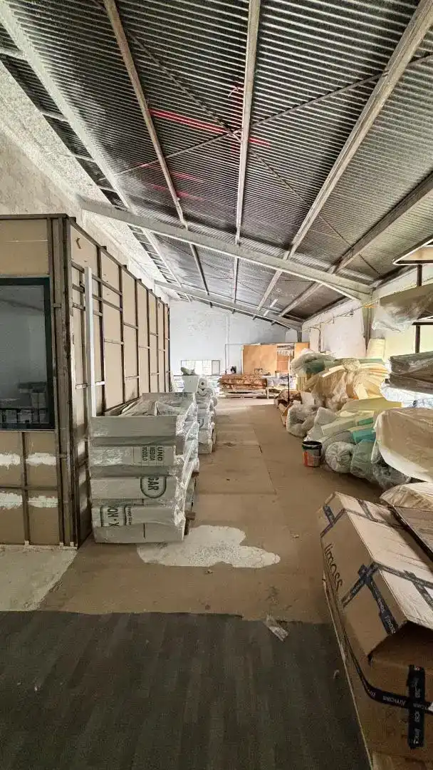 Fabrikhallen zur Miete in Brenes