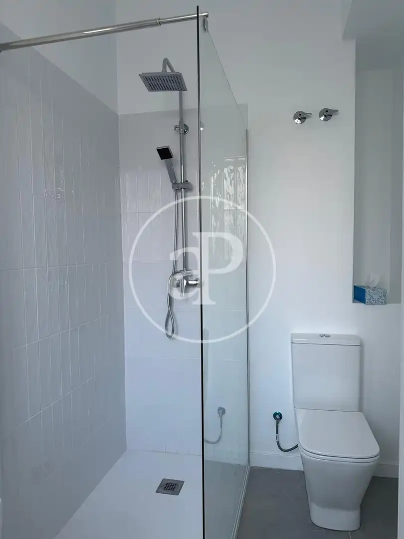 Badezimmer von Wohnung zur Miete in Valencia mit Klimaanlage, Heizung und Terrasse