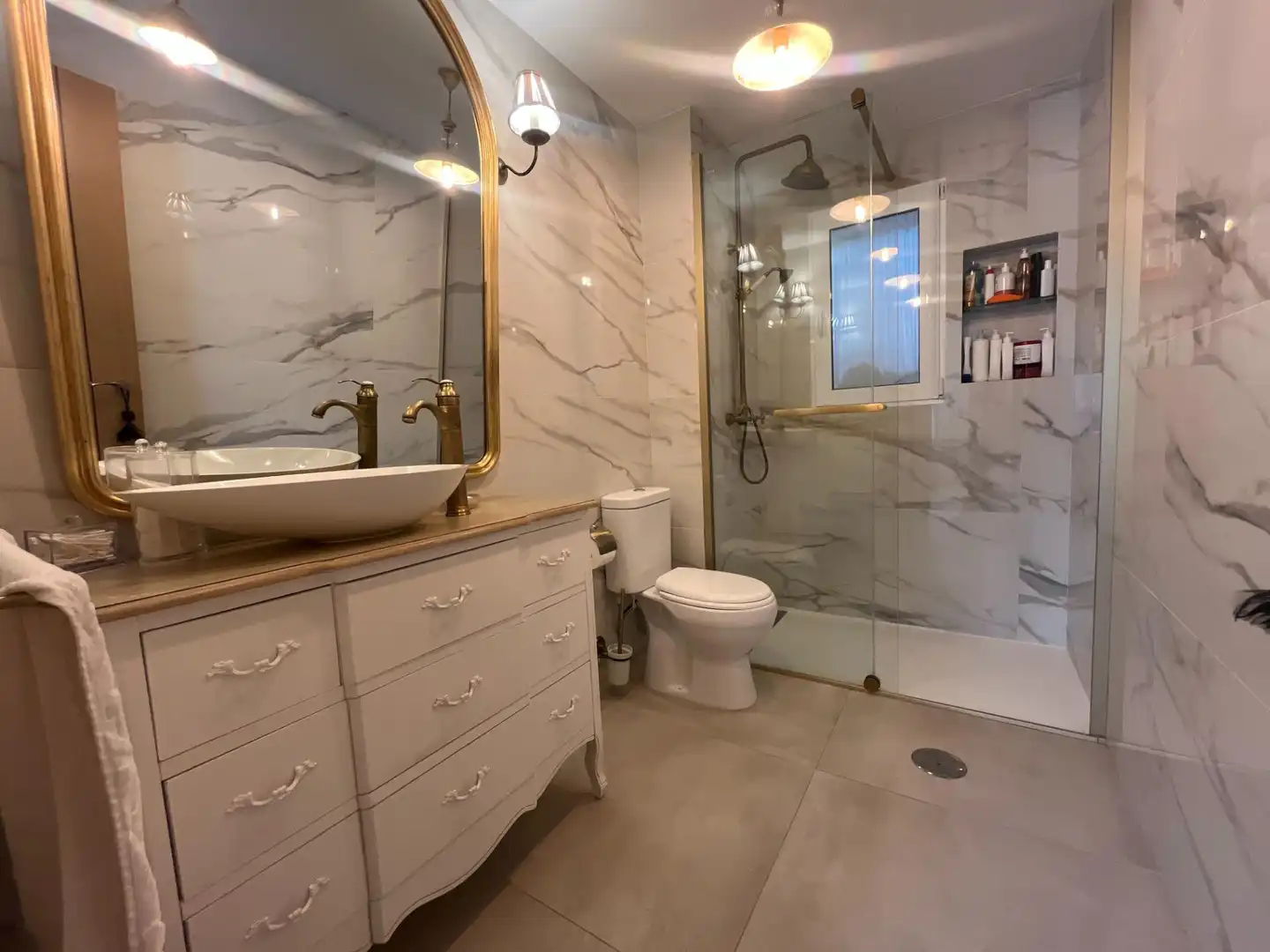 Badezimmer von Erdgeschoss zum Verkauf in Jerez de la Frontera mit Klimaanlage, Heizung und Privatgarten