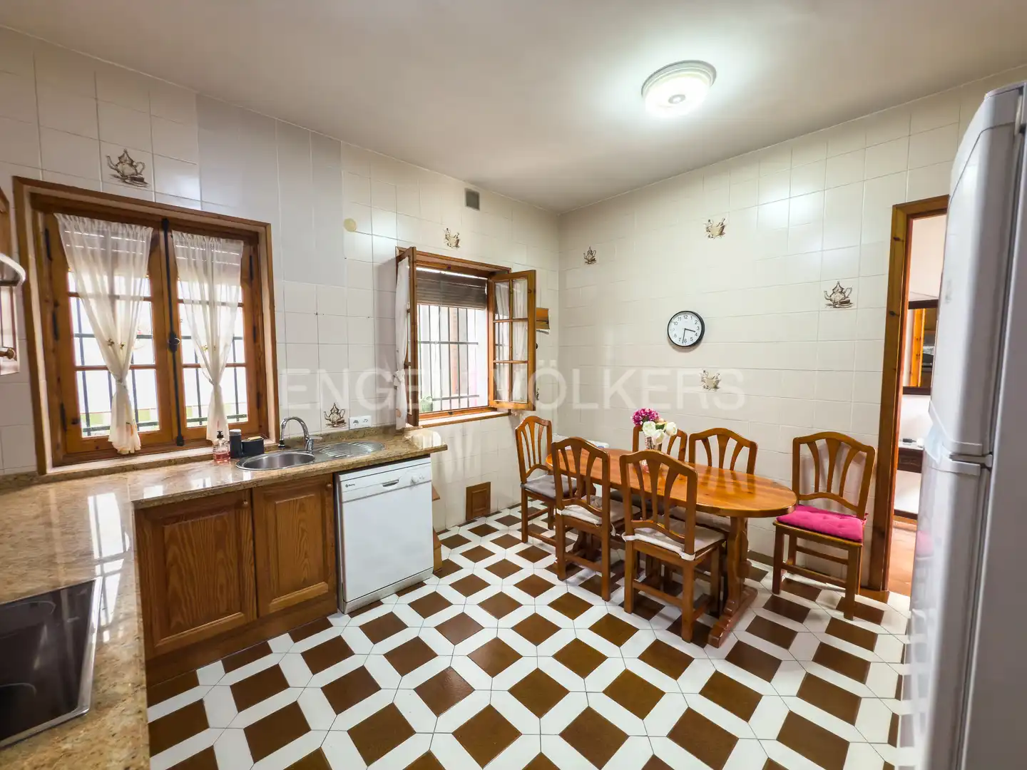 Cuina de Casa adosada en venda en Puerto Real amb Calefacció