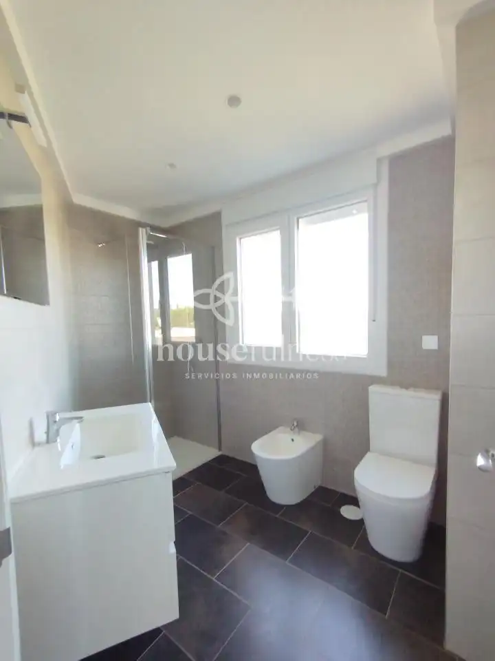 Baño de Apartamento de alquiler en Ferrol con Calefacción, Trastero y Amueblado