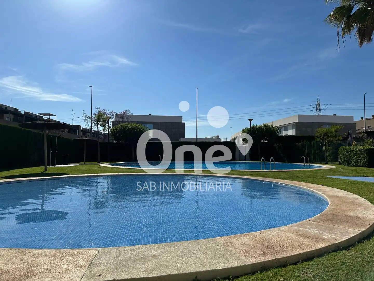 Schwimmbecken von Einfamilien-Reihenhaus zum Verkauf in San Antonio de Benagéber mit Klimaanlage, Heizung und Privatgarten