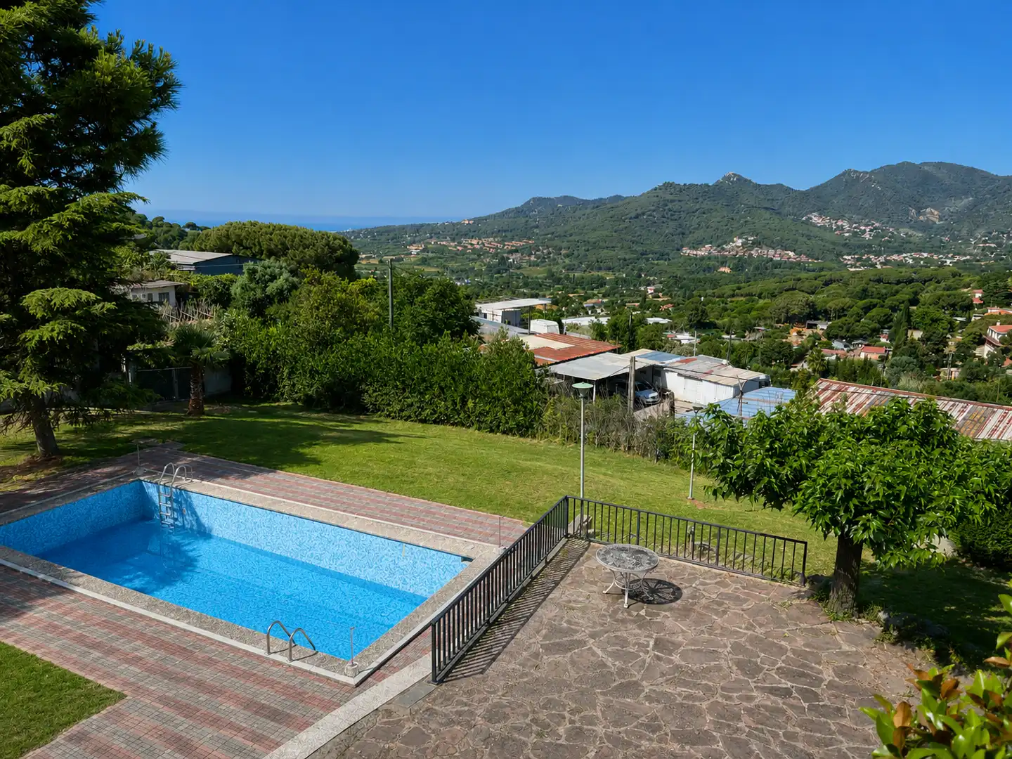Piscina de Casa o xalet en venda en Mataró amb Aire condicionat, Jardí privat i Terrassa