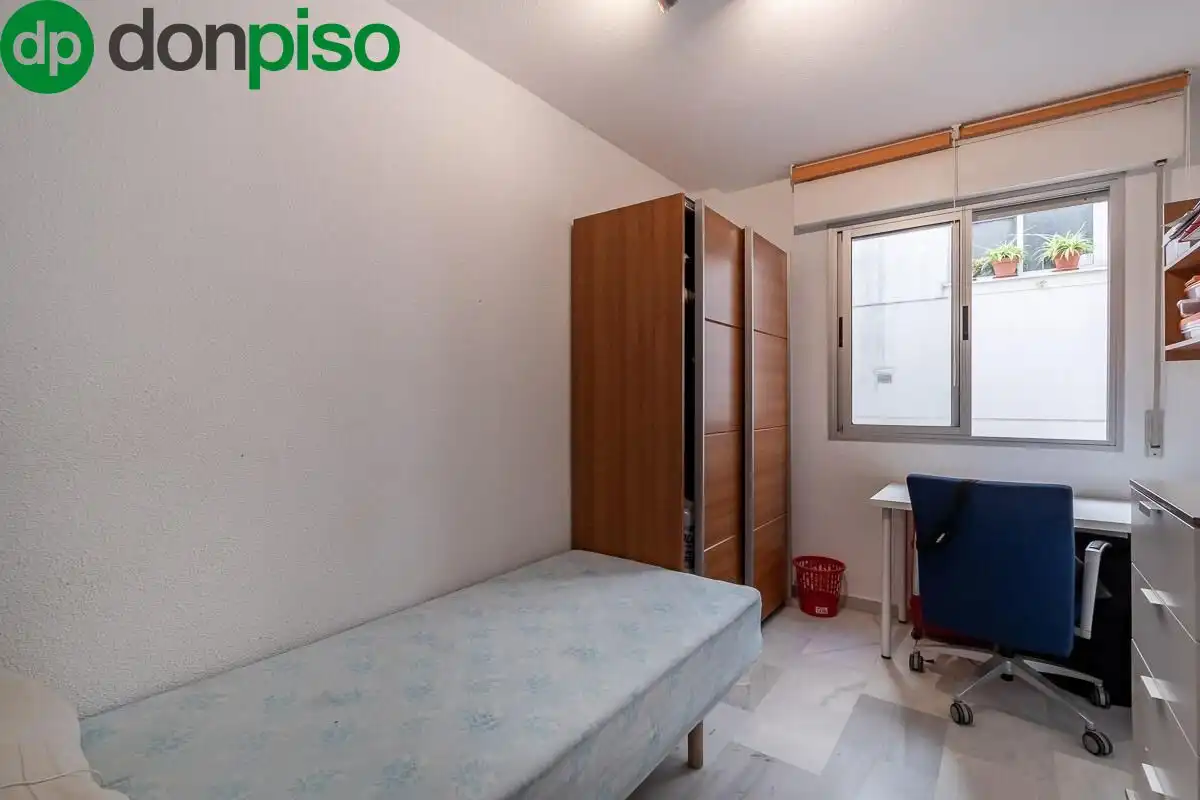 Bedroom of Flat for sale in Granada  with Heating and Storage room
