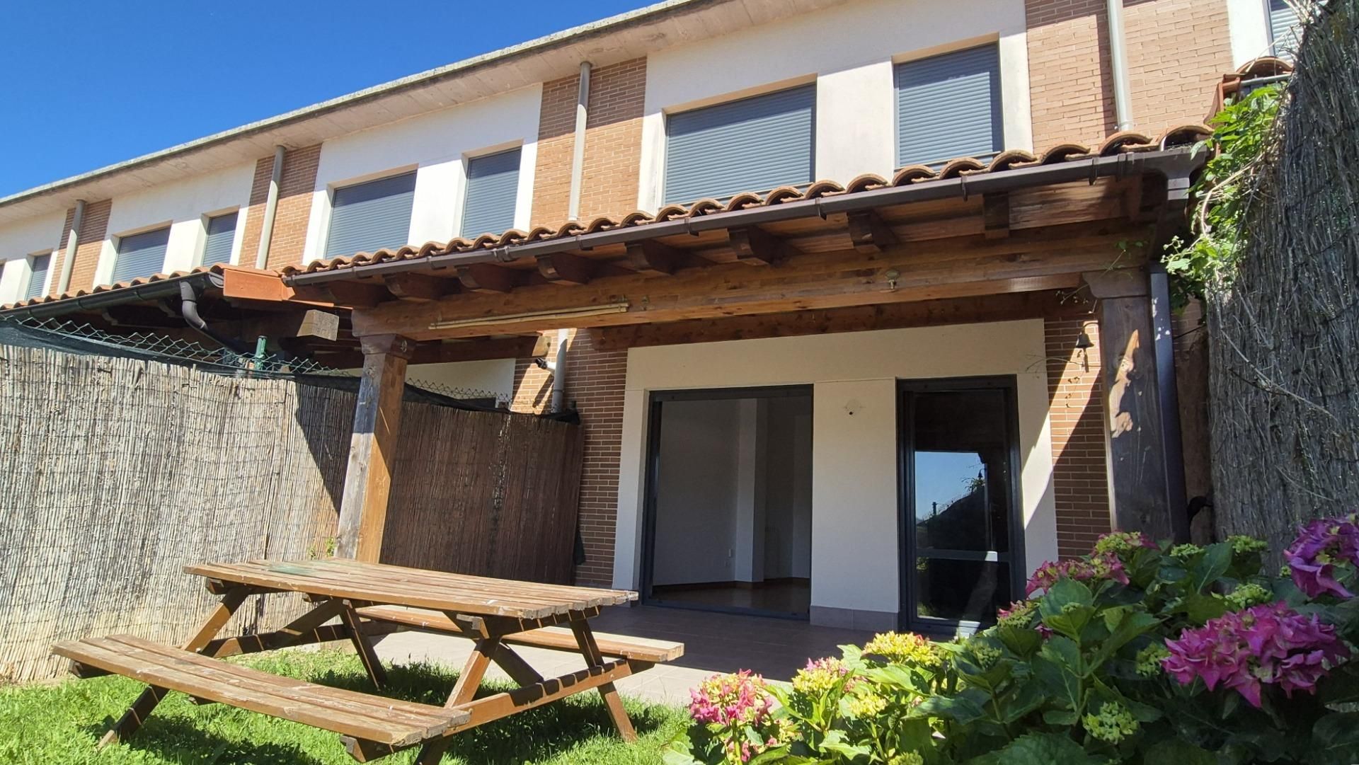 Vista exterior de Casa adosada en venda en Irurtzun amb Calefacció, Jardí privat i Terrassa