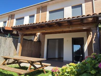 Vista exterior de Casa adosada en venda en Irurtzun amb Calefacció, Jardí privat i Terrassa