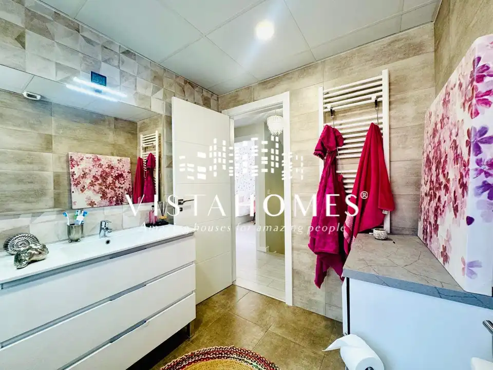 Badezimmer von Einfamilien-Reihenhaus zum Verkauf in San Agustín del Guadalix mit Klimaanlage, Heizung und Terrasse