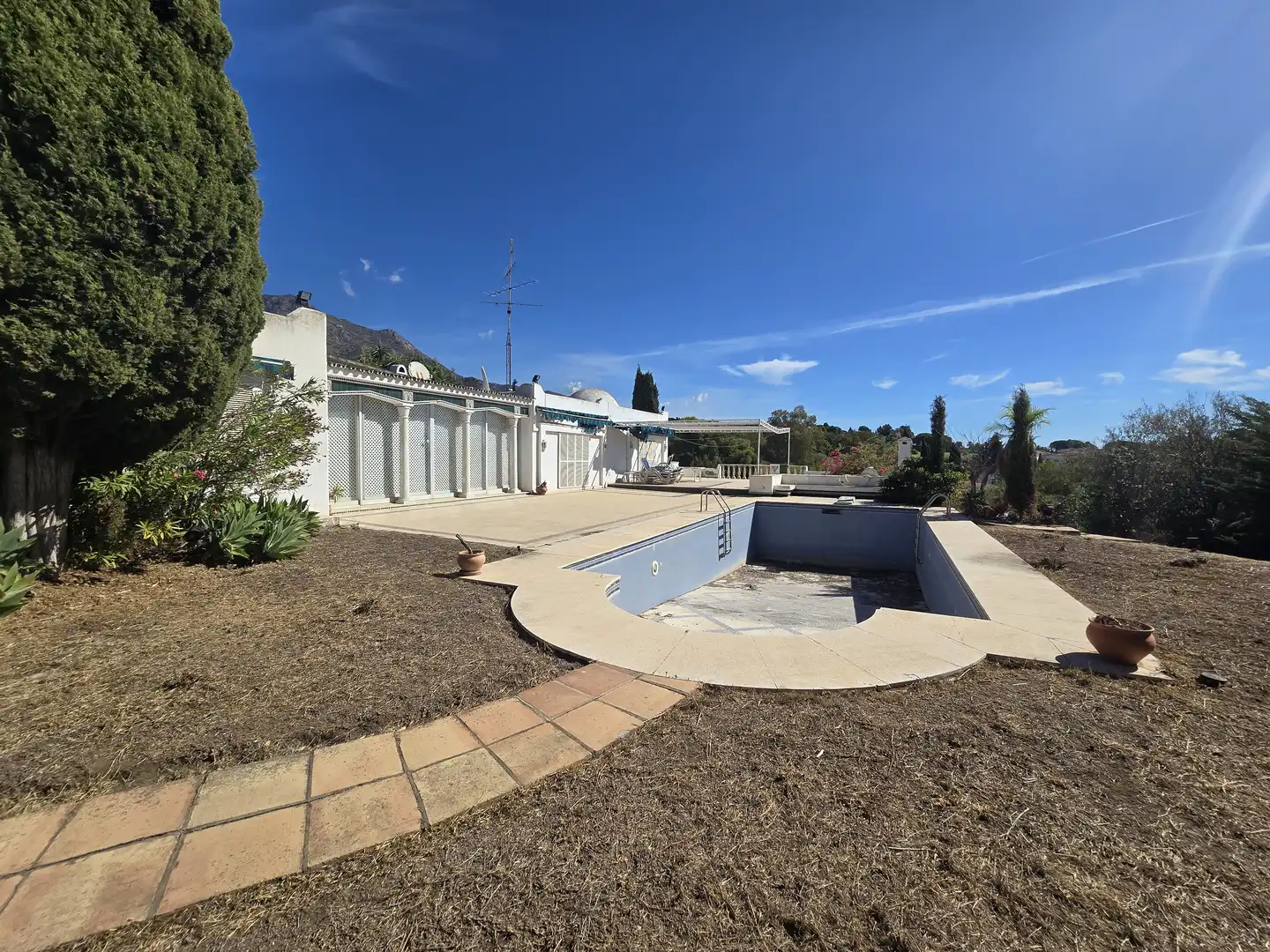 Vista exterior de Casa o xalet en venda en Marbella amb Calefacció, Jardí privat i Terrassa