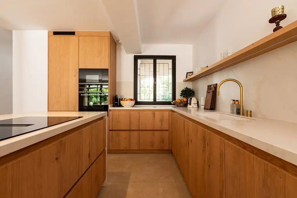 Küche von Einfamilien-Reihenhaus zum Verkauf in Pollença mit Klimaanlage, Heizung und Terrasse
