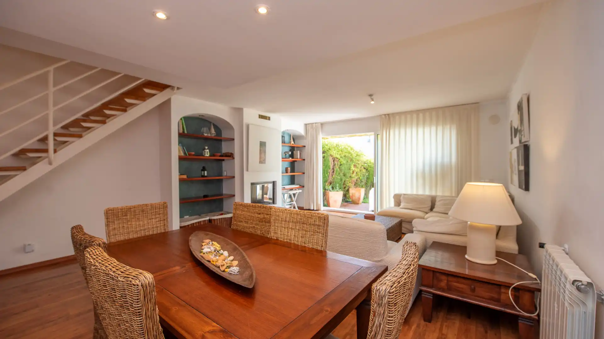 Sala de estar de Casa adosada en venta en Sant Feliu de Guíxols con Aire acondicionado, Calefacción y Jardín privado