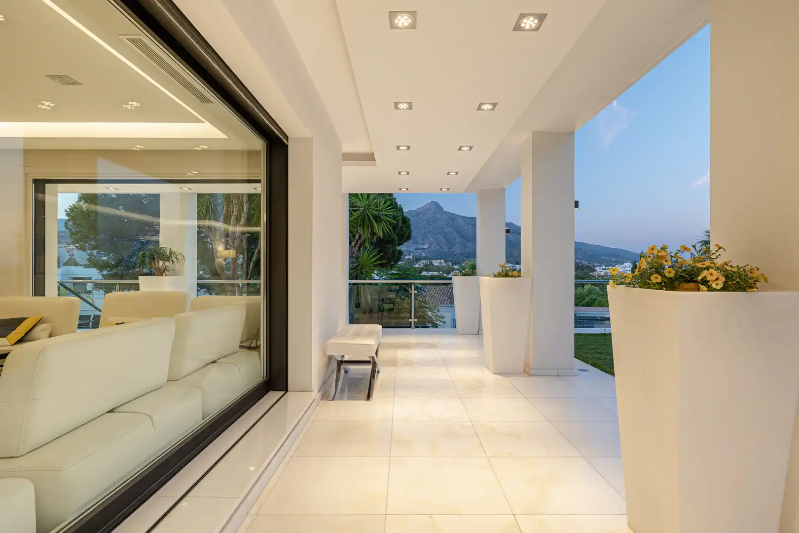 Terrassa de Casa o xalet en venda en Nueva Andalucía