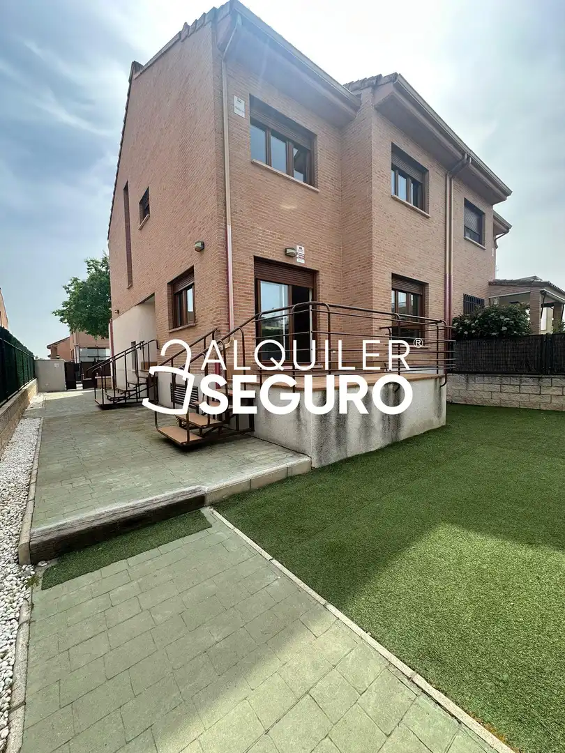 Vista exterior de Casa o chalet de alquiler en Navalcarnero con Calefacción, Terraza y Trastero