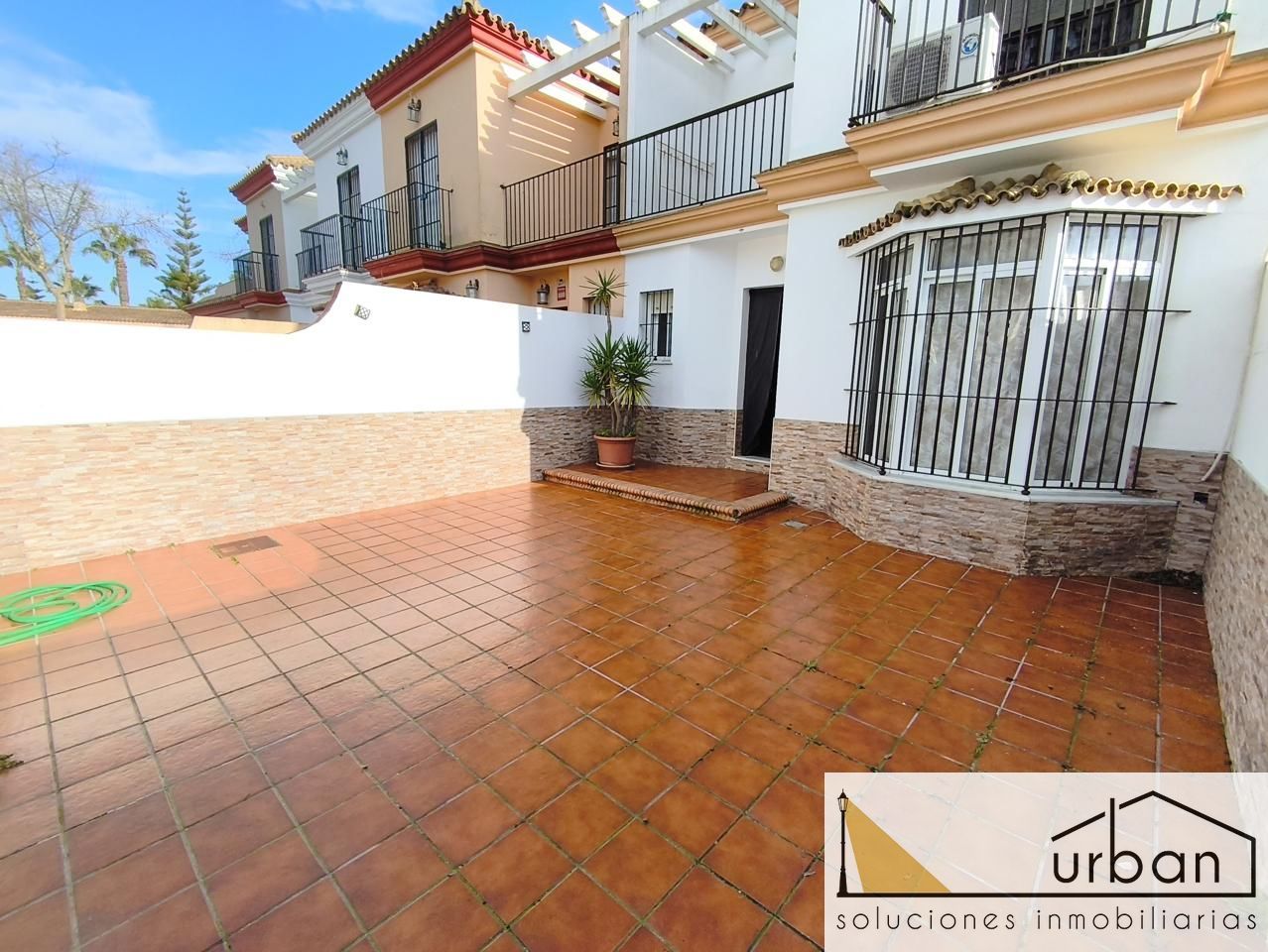 Vista exterior de Casa o xalet en venda en Chipiona amb Aire condicionat, Jardí privat i Terrassa