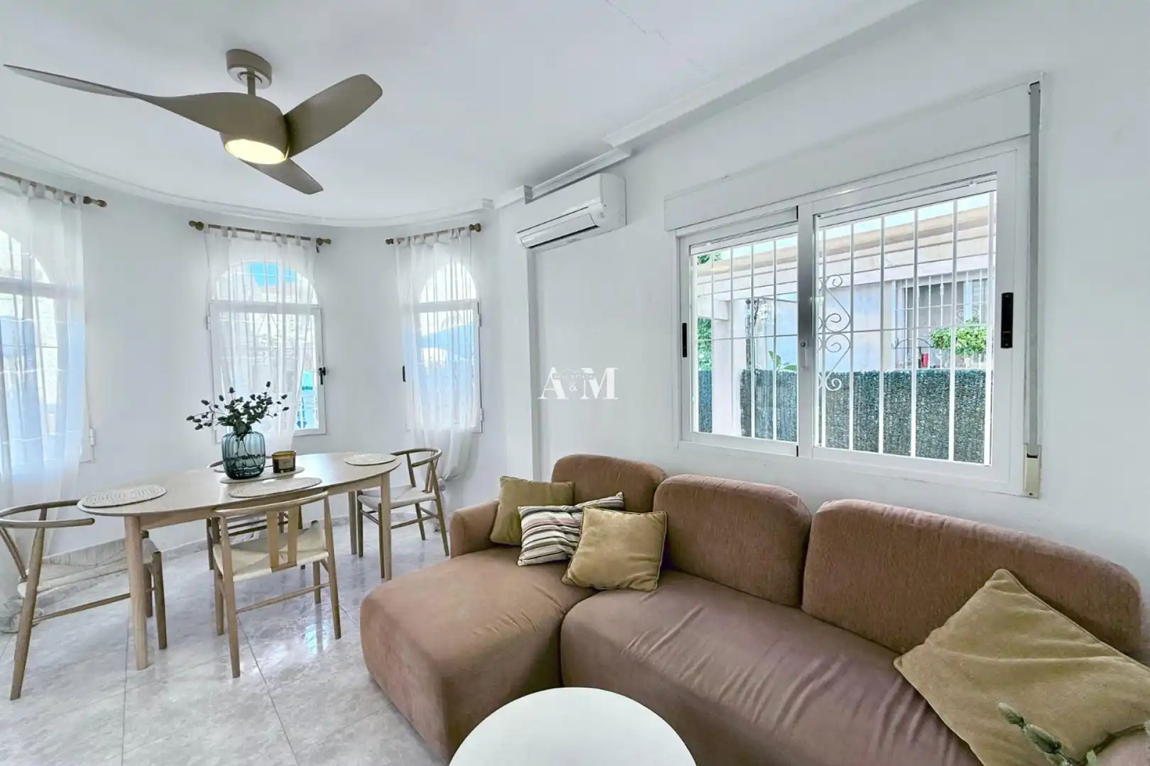 Sala de estar de Casa adosada de alquiler en Torrevieja con Aire acondicionado, Jardín privado y Terraza