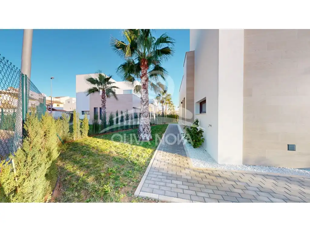 Detached homes for sale in Calle Degas, Oliva Nova