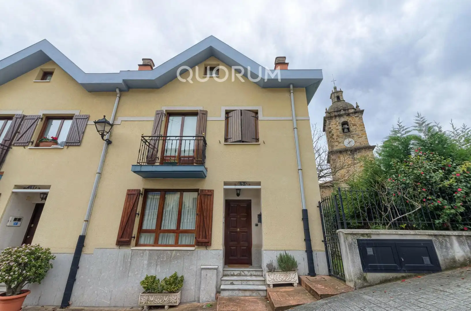 Vista exterior de Casa adosada en venta en Basauri  con Calefacción, Jardín privado y Terraza