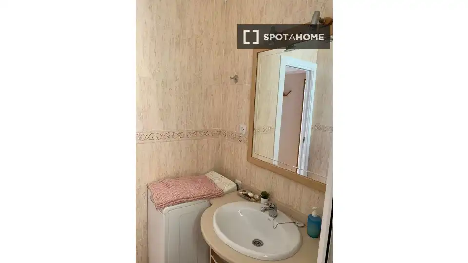 Bathroom of Flat for share in Madrid  with Air Conditioner, Heating and Terrace