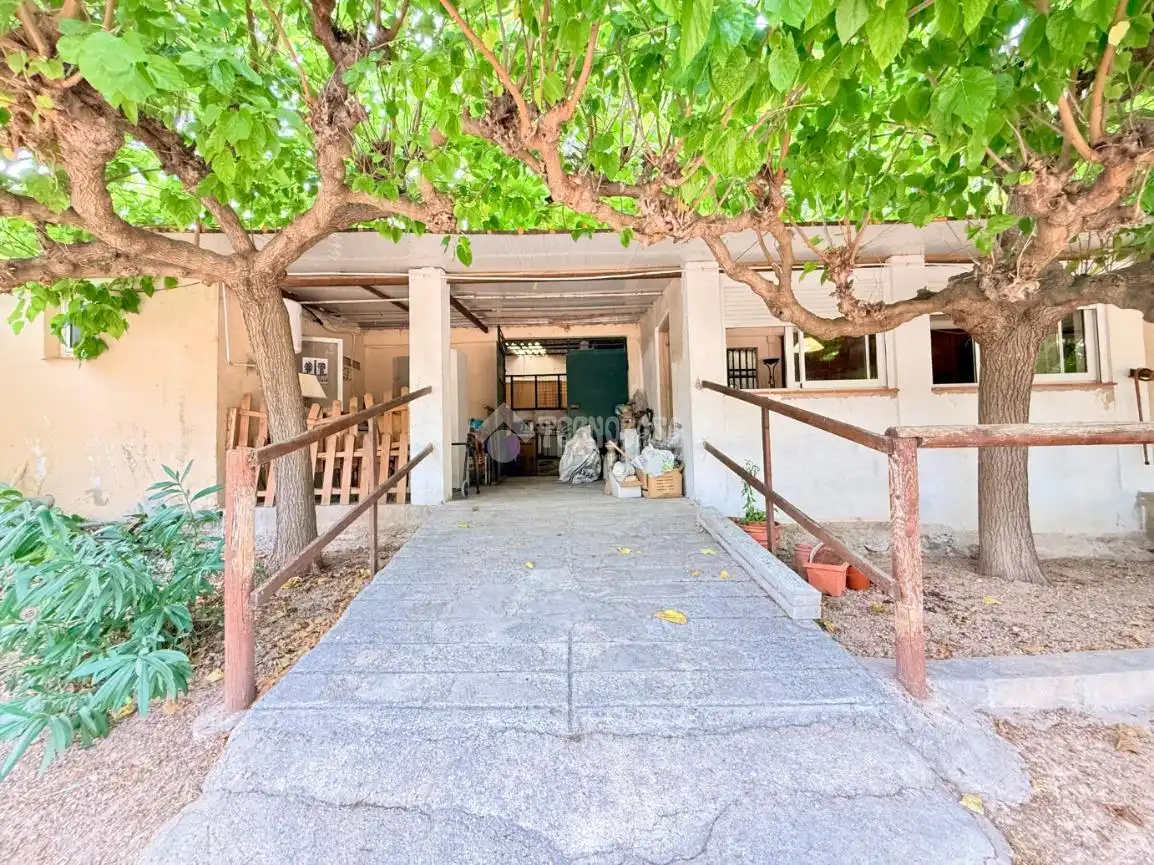 Vista exterior de Finca rústica en venda en Vilanova i la Geltrú amb Jardí privat i Terrassa