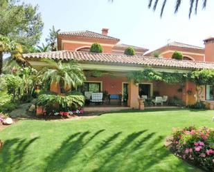 Jardí de Casa o xalet en venda en Marbella amb Aire condicionat, Terrassa i Piscina