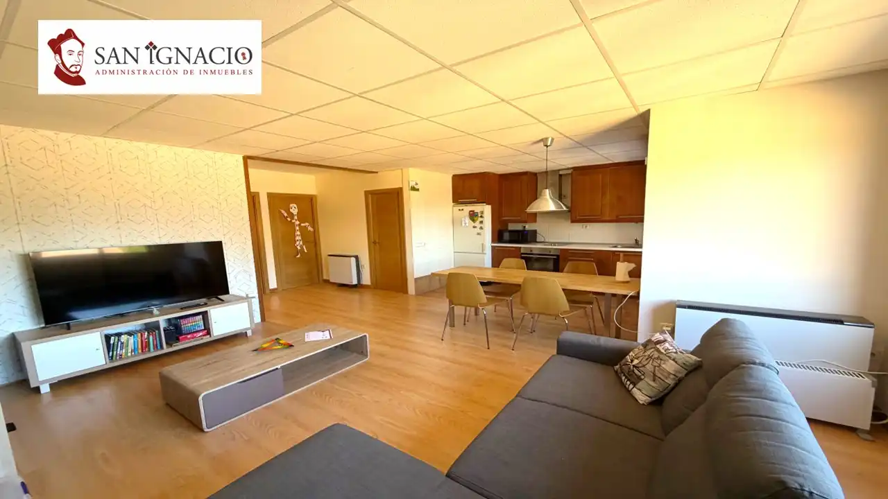 Sala d'estar de Pis en venda en Villarcayo de Merindad de Castilla la Vieja amb Calefacció, Moblat i Balcó