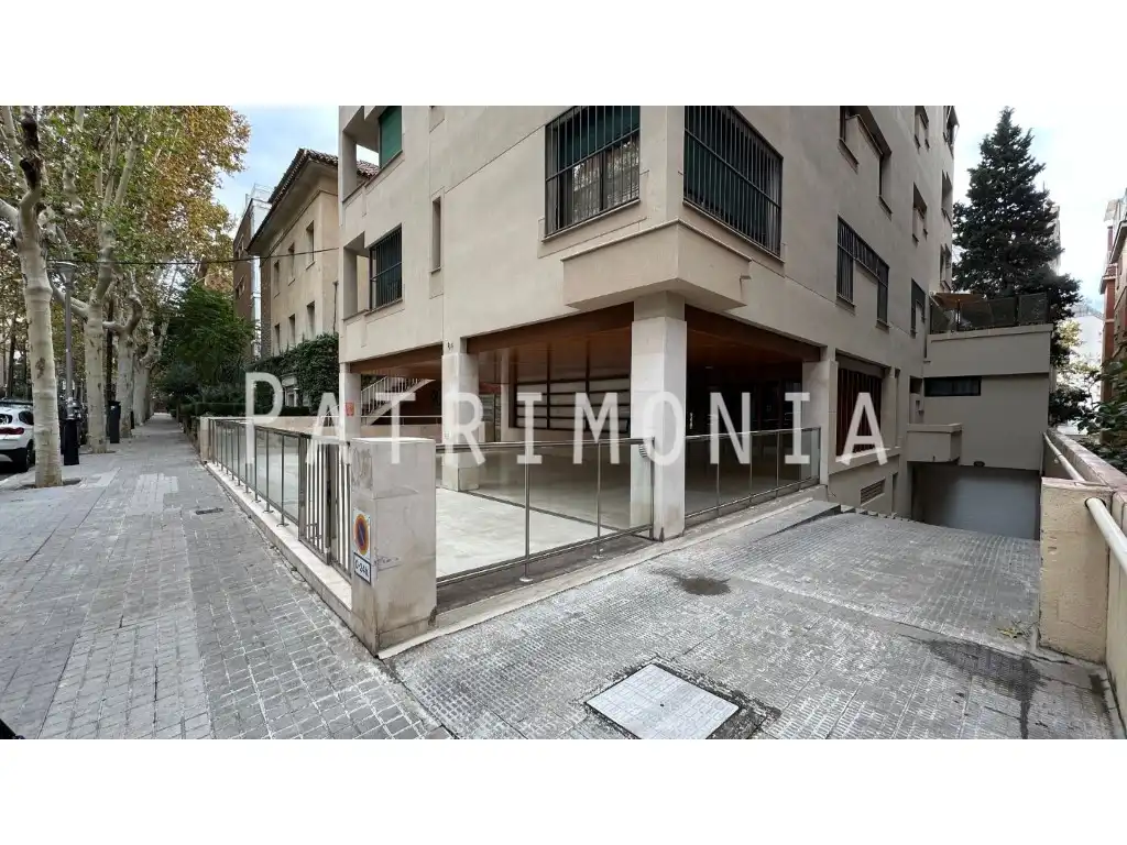 Vista exterior de Garatge en venda en Barcelona
