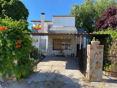 Vista exterior de Casa o xalet en venda en Viana de Cega amb Terrassa i Piscina