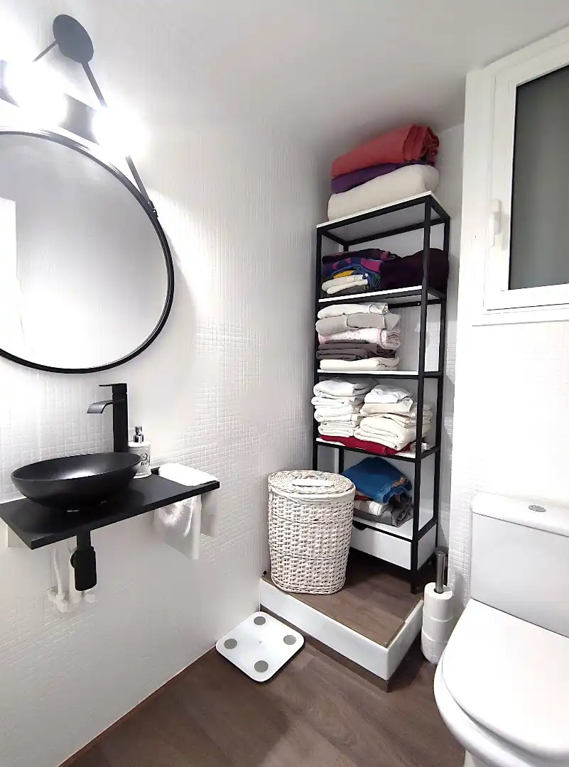 Badezimmer von Dachboden zum Verkauf in Sant Andreu de Llavaneres mit Klimaanlage, Heizung und Parkett
