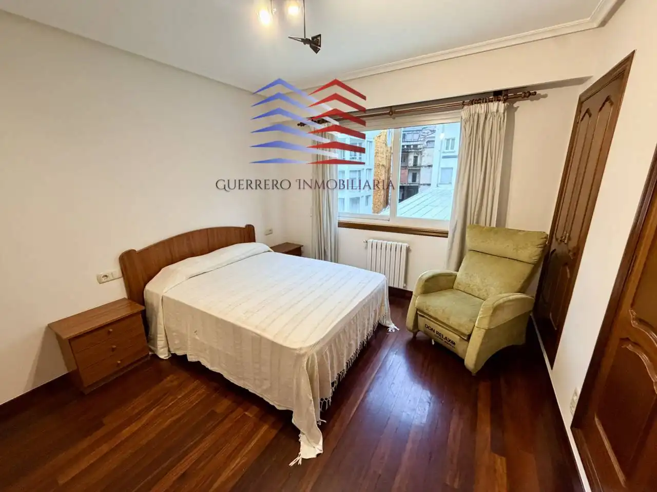 Habitación de Apartamento de alquiler en Ourense Capital  con Calefacción, Parquet y Trastero