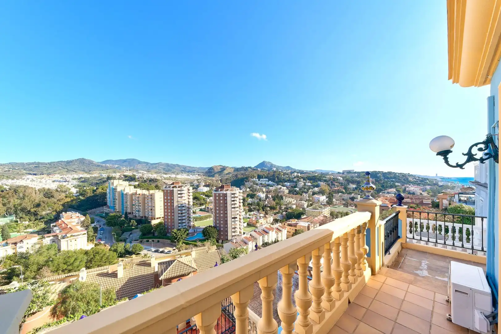 Vista exterior de Casa o xalet en venda en Málaga amb Aire condicionat, Calefacció i Jardí privat