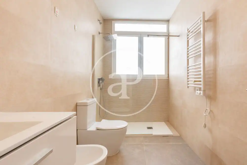 Badezimmer von Wohnung zur Miete in Valencia mit Klimaanlage, Terrasse und Abstellraum